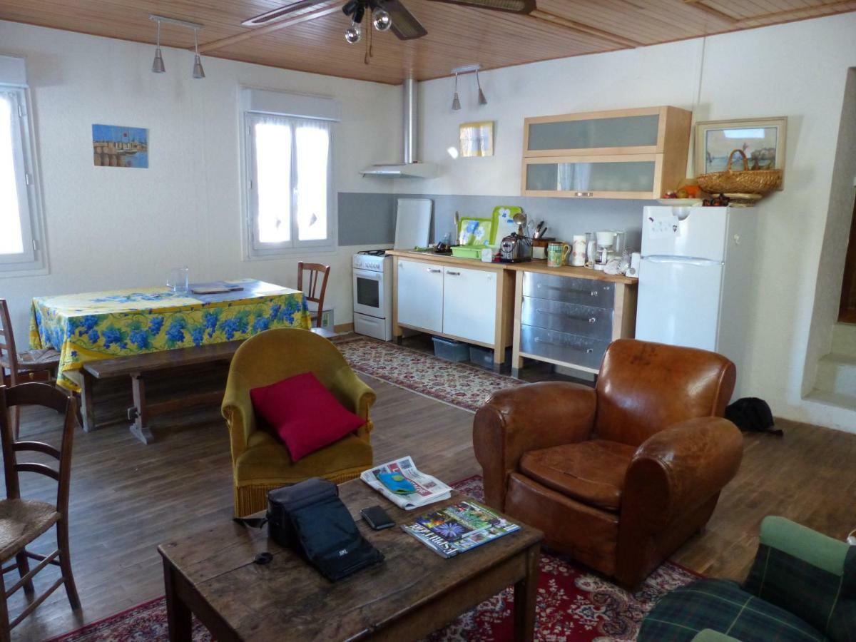 Maison du pays de Salers dans le parc des volcans d'Auvergne Saint-Projet-de-Salers Extérieur photo