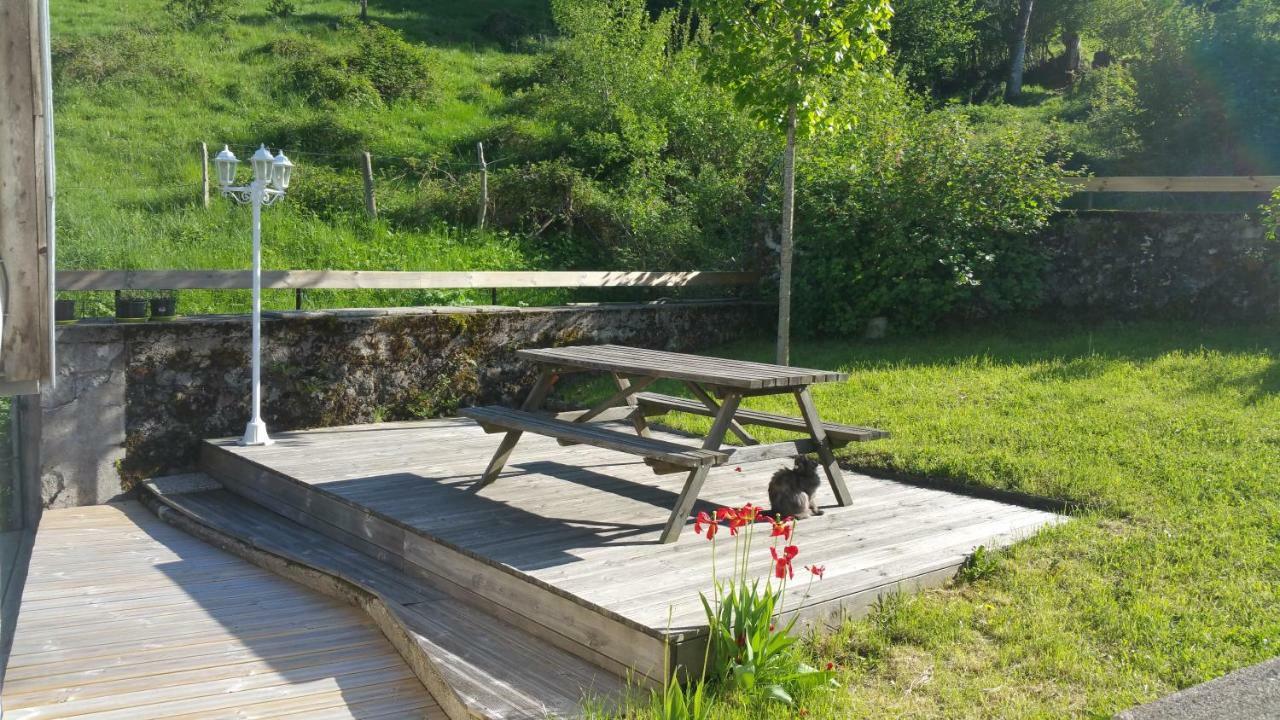 Maison du pays de Salers dans le parc des volcans d'Auvergne Saint-Projet-de-Salers Extérieur photo