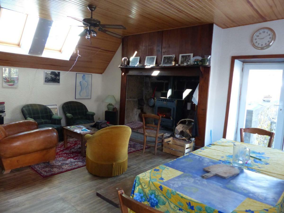 Maison du pays de Salers dans le parc des volcans d'Auvergne Saint-Projet-de-Salers Extérieur photo